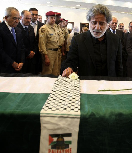 Marcel paying tribute to the coffin of Mahmoud Darwish